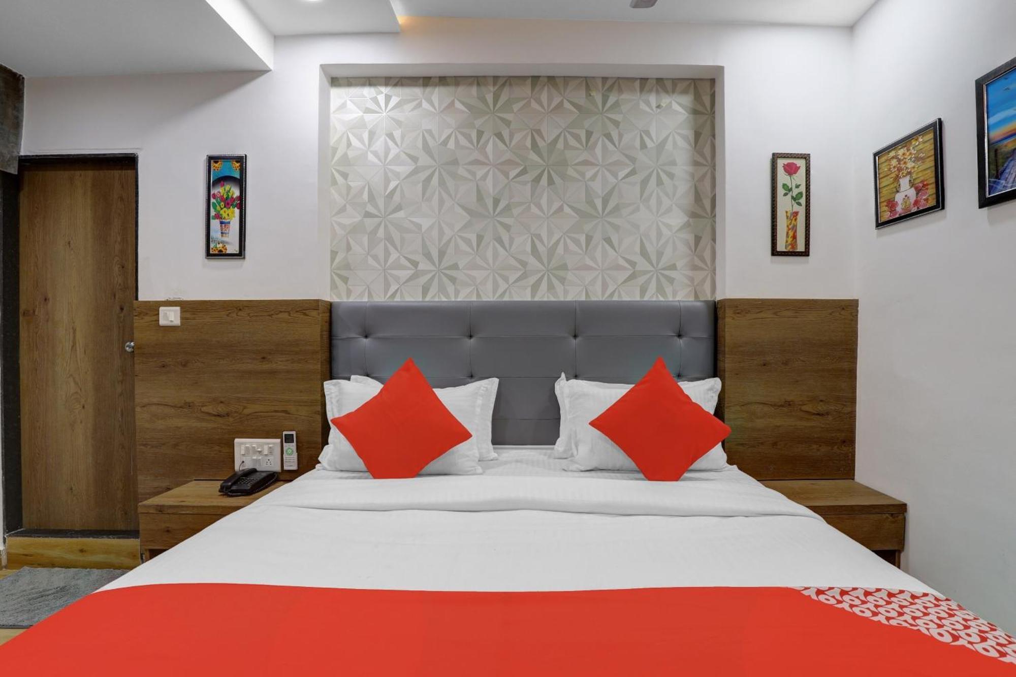 Hotel O R S Palace Amhedabad Dış mekan fotoğraf