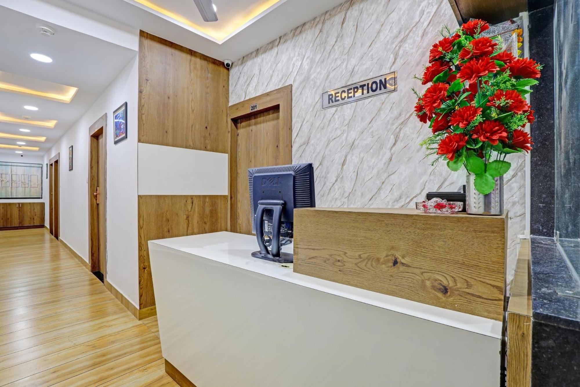 Hotel O R S Palace Amhedabad Dış mekan fotoğraf