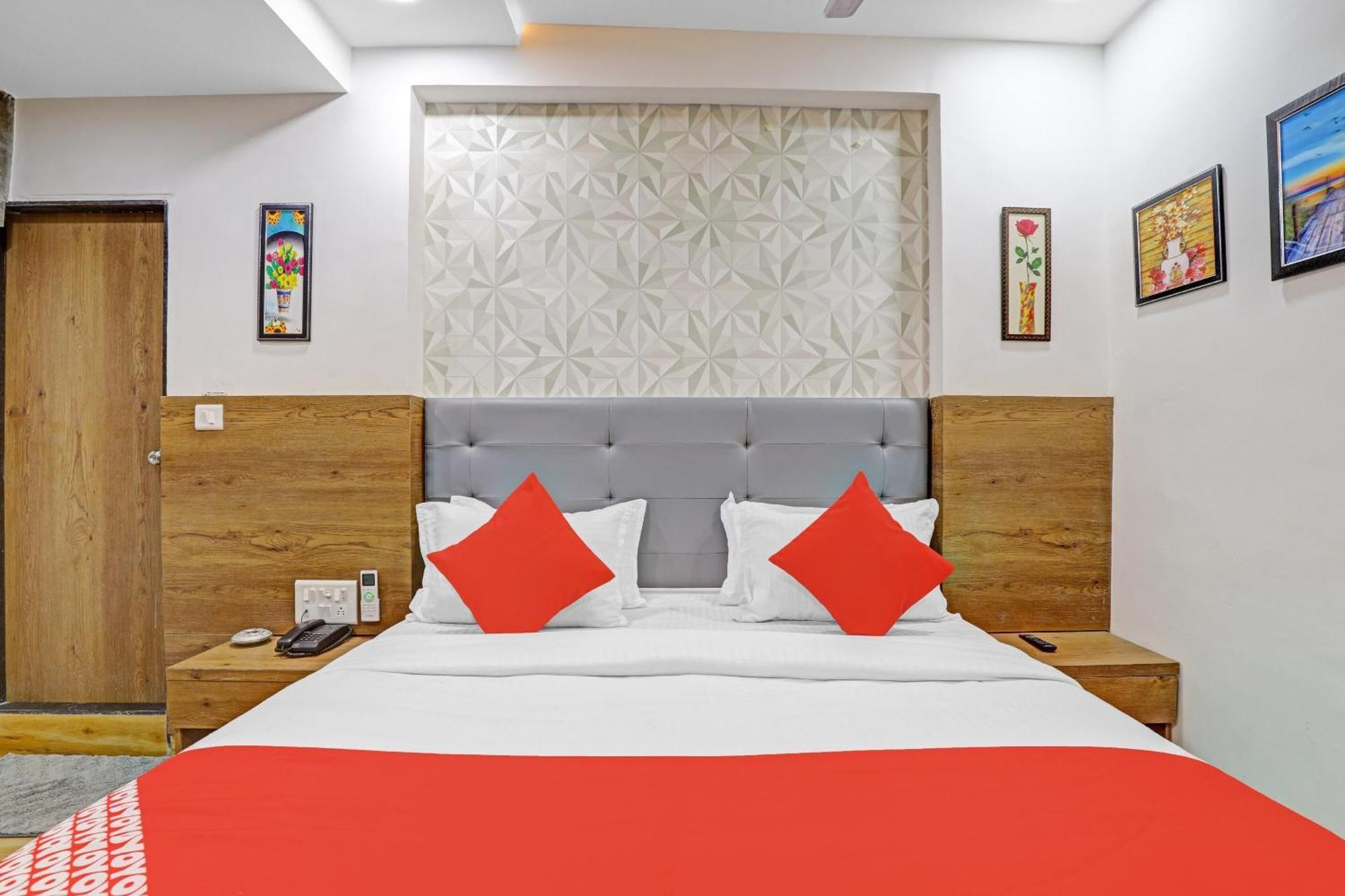 Hotel O R S Palace Amhedabad Dış mekan fotoğraf