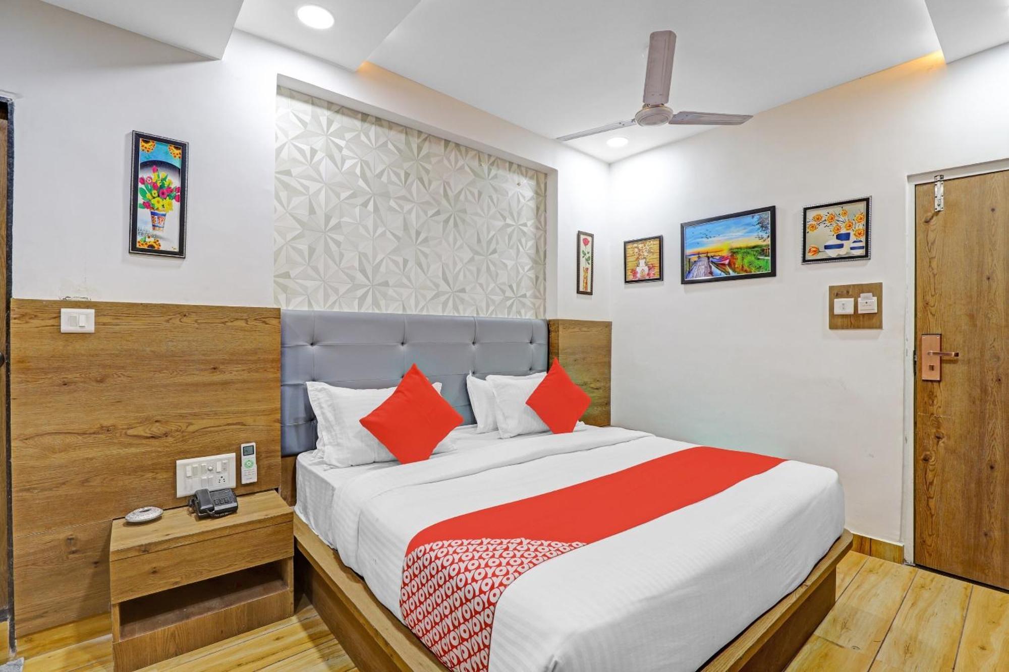 Hotel O R S Palace Amhedabad Dış mekan fotoğraf
