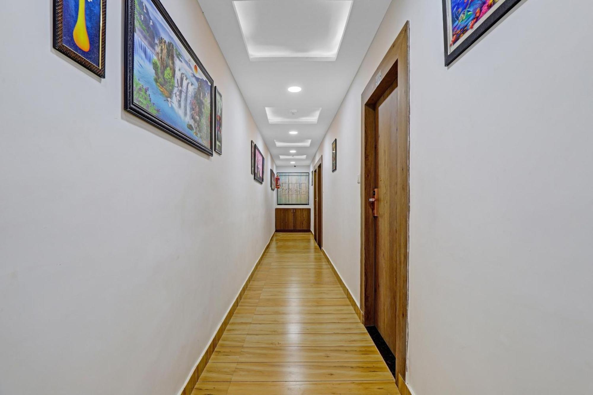 Hotel O R S Palace Amhedabad Dış mekan fotoğraf