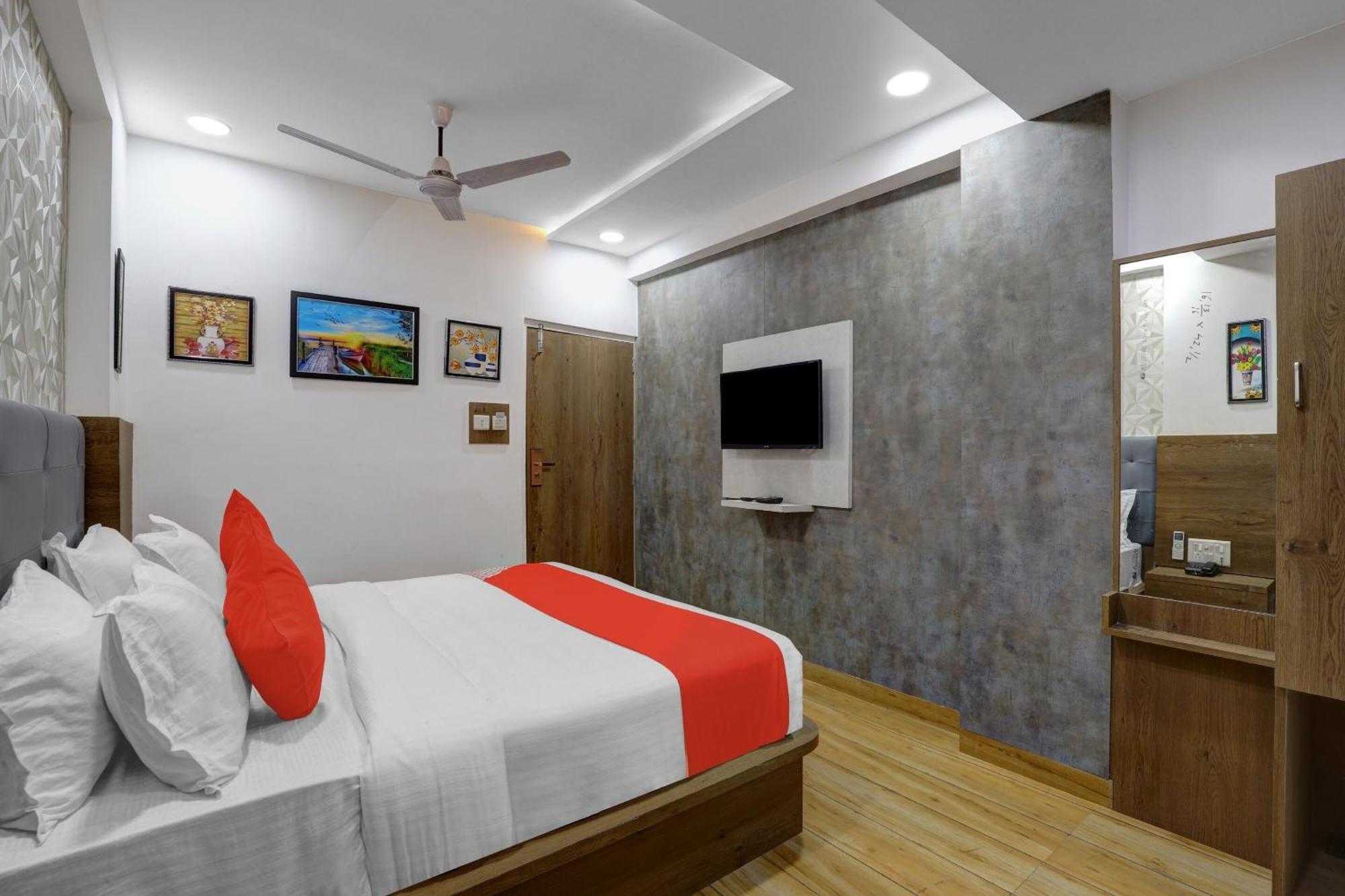 Hotel O R S Palace Amhedabad Dış mekan fotoğraf